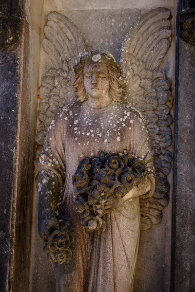ポピーの花の花束を持つ睡眠天使 エスポレス墓地 マヨルカ島 バレアレス諸島 スペイン — ストック写真