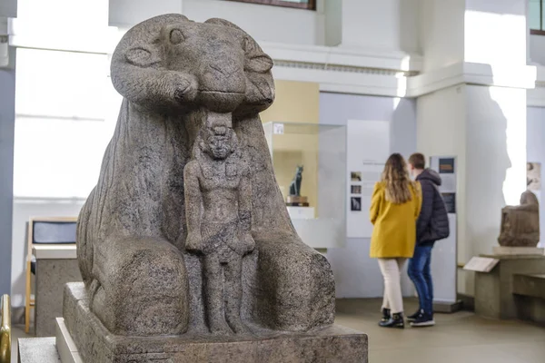 タハルコ王のラム スフィンクス 博物館を訪れるカップル 英国博物館 ロンドン イギリス イギリス — ストック写真