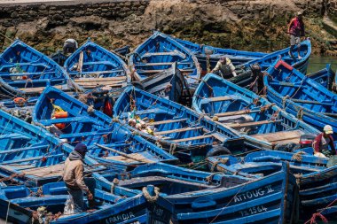 Klasik Fas balıkçı tekneleri, balıkçı limanı, Essaouira, Fas, Afrika