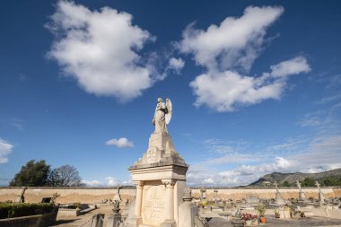 Beyaz bulutlarla çevrili kanatlı melek, Llucmajor mezarlığı, Mallorca, Balearic Adaları, İspanya