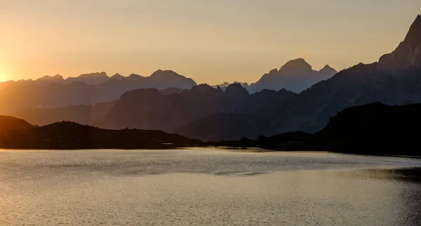 Sabahın Ilk Işıklarıyla Midi Ossau Gentau Gölü Ayous Gölü Turu — Stok fotoğraf