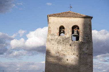 Iglesia de los Santos Justo y Pastor 'un çan kulesi, 12. ve 13. yüzyıllardan kalma bir Roma kilisesi, Sepulveda, İspanya