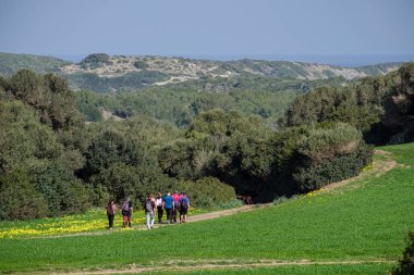 At yolunda yürüyen yürüyüşçü, Cami de Cavalls-, s 'Albufera des Grau Natural Park, Menorca, Balear Adaları, İspanya