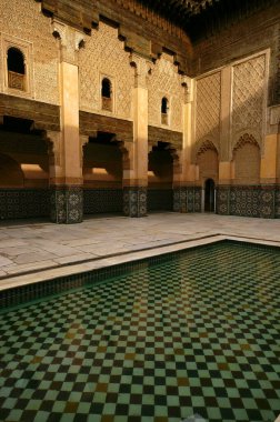 Patio Central Dekorado con madera de cedro tallada. Madrasa Ben Youssef (S.XIV). Marakeş. Marruecos. Magreb. Afrika.