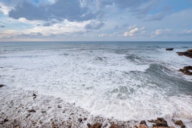 Son Bunyola sahilinde dalgayı bekleyen sörfçüler, Port des Canonge, Banyalbufar, Mallorca, İspanya