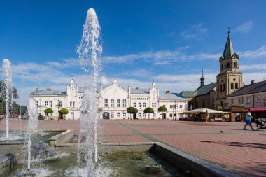 Fransisken kilisesi ve eski belediye binası, pazar meydanı, Sanok, Subcarpathia Voyvodeship, Polonya, doğu Avrupa