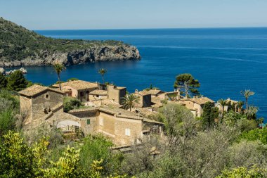 Llucalcariroad ressamları, Deia ile Soller, Deia, Mallorca, Balearic Adaları, İspanya, Avrupa arasındaki tramuntana kıyıları
