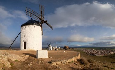 Molinos de Consuegra con el castillo de la Muela al fondo, cerro Calderico, Consuegra, provincia de Toledo, Castilla-La Mancha, İspanya