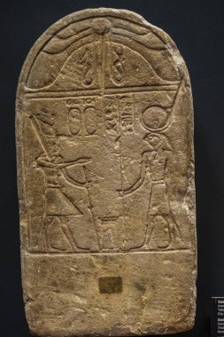 Stela, tanrı Khonsu, kumtaşı, Teb, Roma Dönemi, Gregorian Mısır Müzesi Musei Vaticani, Vatikan Devleti, Roma, Lazio, İtalya 'ya ithaf edilmiştir.