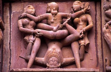 Mithuna, Kandariya Mahadeva (S.XI) tapınağında erotik rahatlama. Khajuraho.Madhya Pradesh. Hindistan. Asya.