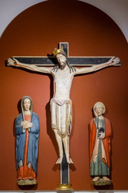Dört çivinin İsa 'sı, polikrom ahşap oyma, Bizans Romaneski, 12. yüzyıl, Museo de la Caballada, Kutsal Teslis Kilisesi, Atienza, Guadalajara, İspanya