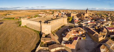 Grajal de Campos Kalesi, 16. yüzyıldan kalma askeri bir yapı. 10. yüzyıldan kalma bir başka kale, Castilla y Leon, İspanya.