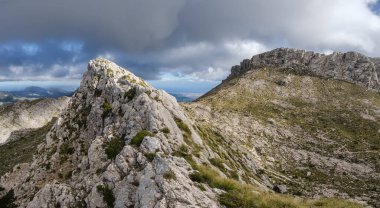 Serra Des Teixos ve Puig de Massanella 'ya yükseliyor, 1364 metre, Escorca, Mallorca, Balearic Adaları, İspanya