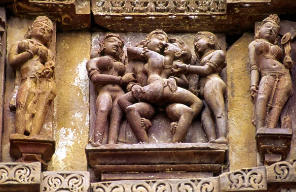 Mithuna Kandariya Mahadeva庙宇的情色浮雕 第十一节 Khajuraho Madhya Pradesh — 图库照片
