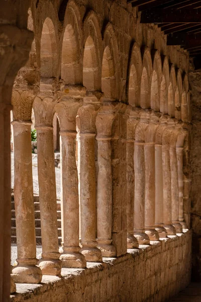 二列柱の半円形のアーチのアーケードギャラリー 救世主教会 13世紀の農村部のロマネスク様式 カラビアス グアダラハラ スペイン — ストック写真