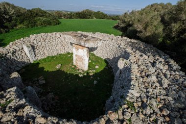 Torrellisar Vell Taula, Alaior, Menorca, Balear Adaları, İspanya