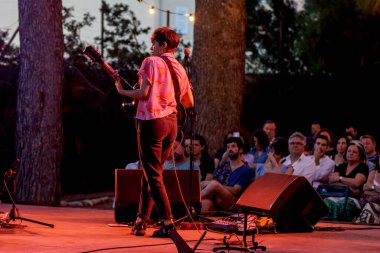 Anna Andreu konserde, La mida, La Lluna En Vers festivali, Binissalem, Mayorka, Balearic Adaları, İspanya