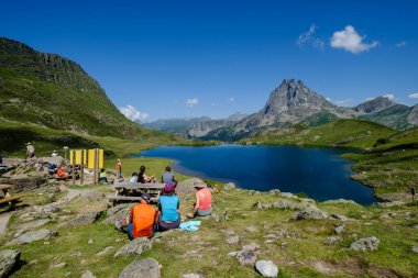 Gentau Gölü 'nün yanındaki çadır kampı, Ayous göl turu, Pireneler Ulusal Parkı, Pireneler Atlantikleri, Fransa