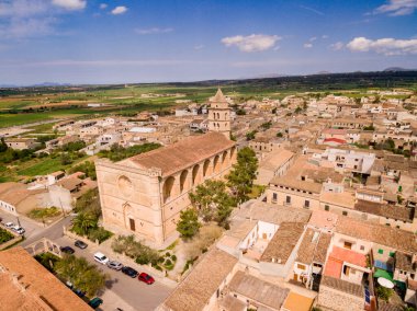 16. ve 18. yüzyıllar arasında Rönesans ve Barok dönemlerinde inşa edilen Sant Pere Kilisesi, Petra, Mallorca, Balear Adaları, İspanya, Avrupa