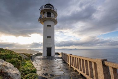 Faro de Punta 'da günbatımı Roncadoira, Xove, Galiçya, İspanya