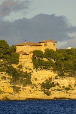 1923 ve 1925 yılları arasında mimar Guillem Forteza Pinya tarafından inşa edilen Marivent Sarayı, ressam Juan de Saridakis, Cala Major, Palma de Mallorca, İspanya.