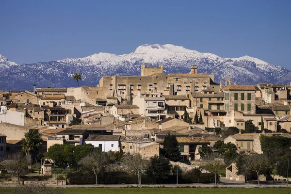 马约尔卡王宫 Palace Kings Majorca 是在1309年马约尔卡国王雅伊梅二世在位期间重建的一座宫殿 是塞内乌山和特拉蒙大拿山 有白雪覆盖的马约尔卡 马约尔卡 巴利阿里群岛 斯帕岛 — 图库照片