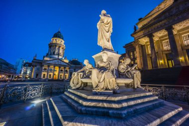 Monumento a Schiller frente al Konzerthaus y Deutscher Dom (Catedral Alemana) Gendarmenmarkt (Mercado de los Gendarmes) ,  Berlin, Alemania, europe