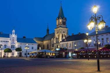 İglesia y el manastır franciscano, neo-romanico, plaza del mercado, Sanok, Voivodato de Subcarpacia, Polonia, doğu Avrupa