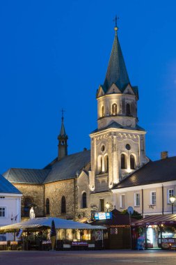 İglesia y el manastır franciscano, neo-romanico, plaza del mercado, Sanok, Voivodato de Subcarpacia, Polonia, doğu Avrupa