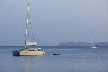 Playa de Es Carbo 'da katamaran. Mallorca. Balear Adaları. İspanya.