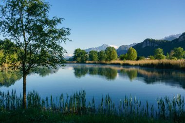 Brivio, laguna con los alpes al fondo, provincia de Lecco, Lombardia,  Italia, Europa