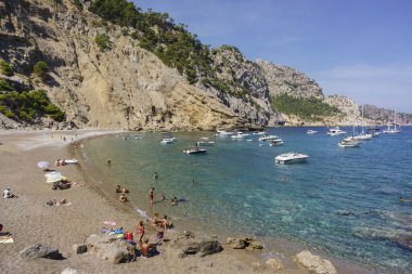 playa de Es Coll Baix, a los pie del Puig de Sa Talaia, Alcudia, islas baleares, İspanya