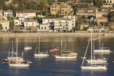 Enbarcaciones de recreo ancladas en el puerto de Soller, islas baleares, İspanya