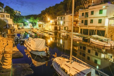 Enbarcaciones de recreo en Cala Ferrera, Cala Dor, municipio de Santanyi, islas baleares, İspanya