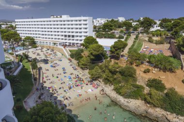 Enbarcaciones de recreo en Cala Ferrera, Cala Dor, municipio de Santanyi, islas baleares, İspanya