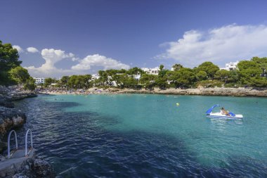 Enbarcaciones de recreo en Cala Ferrera, Cala Dor, municipio de Santanyi, islas baleares, İspanya