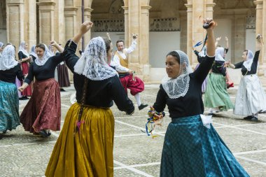 Baile de boleros tradicionales mallorquines, claustro de Sant Bonaventura, Llucmajor, islas baleares, İspanya