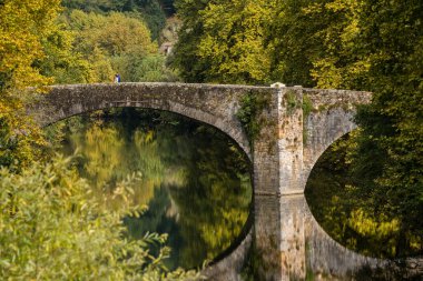 Puente de piedra sobre el rio Bidasoa, Vera de Bidasoa, Comunidad foral de Navarra, İspanya