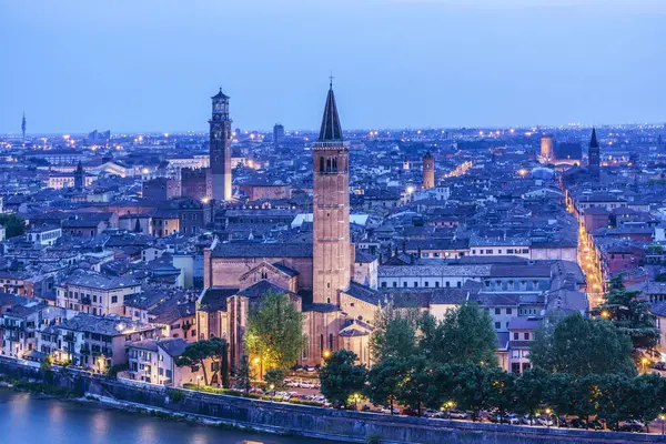 stock image ciudad de Verona desde el Castillo San Pietro, Iglesia de Santa Anastasia, Verona, patrimonio de la humanidad, Veneto,  Italia, Europa