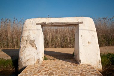 Portales de Feixa y canales de riego de origen musulman. Prat de ses Monges.İbiz. Balear Adaları. İspanya.