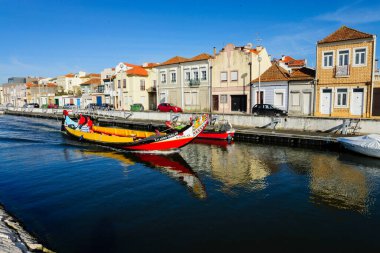 Moliceiro en el canal de San Roque, Aveiro, Beira Litoral, Portekiz, Avrupa
