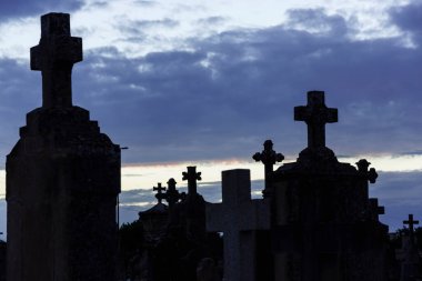 Siluetas de cruces al atardecer, cementerio de llucmajor, Conmemoracion de los Fieles Difuntos, popularmente llamada Dia de Muertos o Dia de Difuntos, Mallorca, islas baleares, İspanya