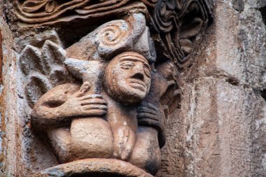 Cinsiyetini gösteren kadın, San Pedro de Cervatos, Romanesque, Cervatos, Campoo de Enmedio belediyesi, Cantabria, İspanya