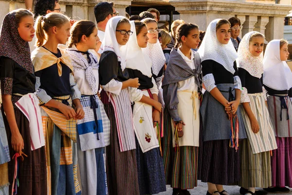 Jovenes Vestidas Con Traje Tradicional Concurso Pisadores Uva Fiestas Vermar — Stok fotoğraf