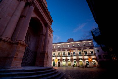 Entrada de la catedral y edificio del Consell Insular. Ciutadella. Menorka. Balear Adaları. İspanya..