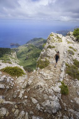 Orta yaşlı kadın Cami de s 'Arxiduc güzergahı, Valldemossa, Mayorka, Balearic Adaları, İspanya