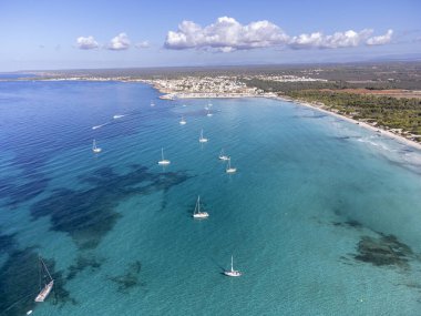 Sunucuda yatlar, Ses Covetes plajı, Campos belediyesi, Majorca, Balearic Adaları, İspanya