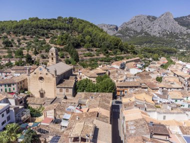 Bunyola, arka planda Sierra de Tramuntana ve Teix dağı olan kasaba manzarası. Mayorka, Balear Adaları, İspanya