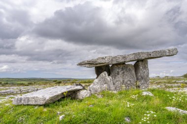 Poulnabrone Dolmenleri, muhtemelen M.Ö. 4200 ile M.S 2900 yılları arasında, Burren, County Clare, İrlanda, Birleşik Krallık