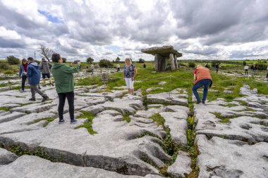 Poulnabrone Dolmenleri, muhtemelen M.Ö. 4200 ile M.S 2900 yılları arasında, Burren, County Clare, İrlanda, Birleşik Krallık